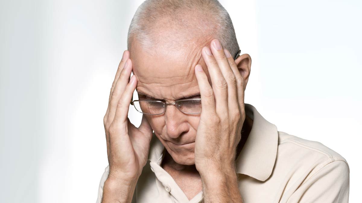 A man with a headache for the article What everyone needs to know about strokes.