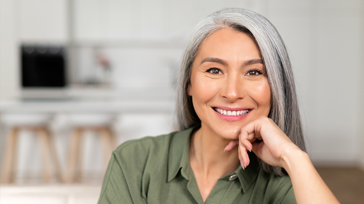 Woman with gray hair who has a natural look