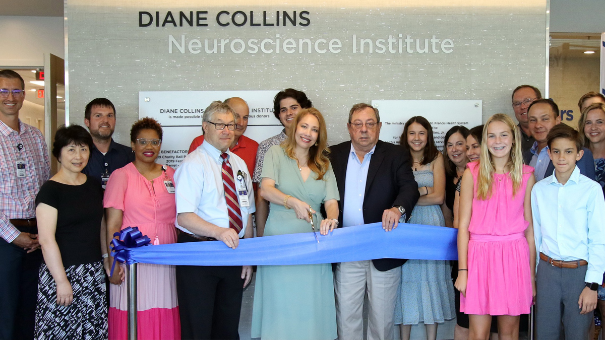 Group cutting the ribbon of the new Diane Collins Neuroscience Institute